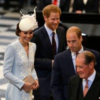 Terlihat keakraban Kate Middleton dan Pangeran Harry yang tertawa bersama setelah acara National Service of Thanksgiving di Katedral St. Paul, London, Inggris, pada 10 Juni 2016. Foto: Getty Images