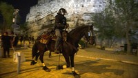 Polisi berkuda melakukan patroli di dekat Gerbang Damaskus. Sebelumnya empat warga Palestina terluka dalam bentrokan dengan polisi Israel di wilayah Yerusalem timur. Demikian disampaikan kelompok Bulan Sabit Merah Palestina pada Senin (19/4) setelah petugas menutup tempat berkumpul populer untuk kerumunan warga saat Ramadhan.