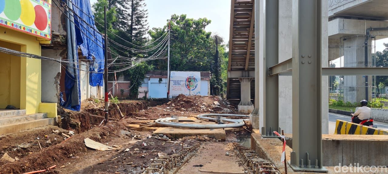 Pembangunan JPO Flyover Tapal Kuda Lenteng Agung, 20 April 2021. (Farih Maulana S/detikcom)