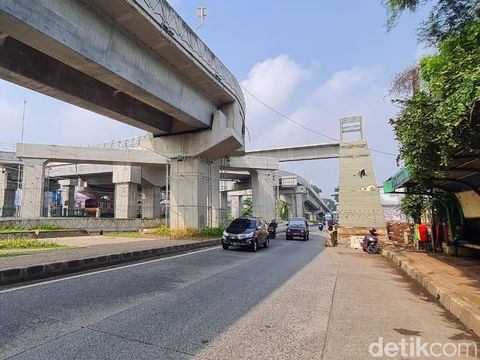 Pembangunan JPO Flyover Tapal Kuda Lenteng Agung, 20 April 2021. (Farih Maulana S/detikcom)