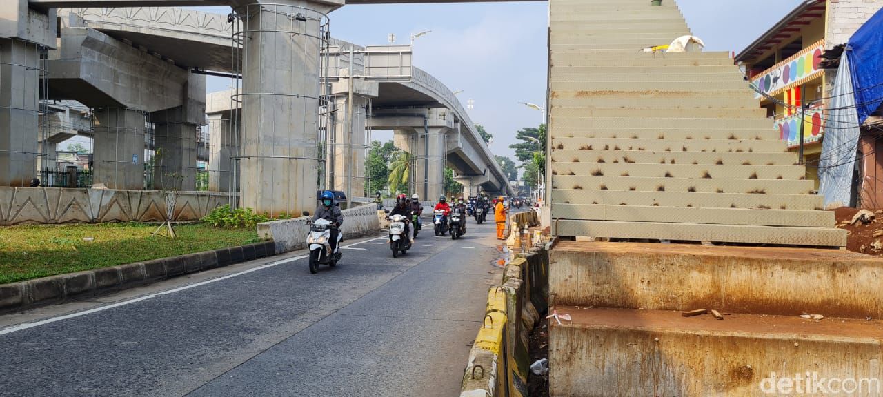 Pembangunan JPO Flyover Tapal Kuda Lenteng Agung, 20 April 2021. (Farih Maulana S/detikcom)