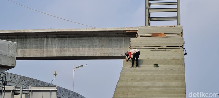 Pembangunan JPO Flyover Tapal Kuda Lenteng Agung, 20 April 2021. (Farih Maulana S/detikcom)