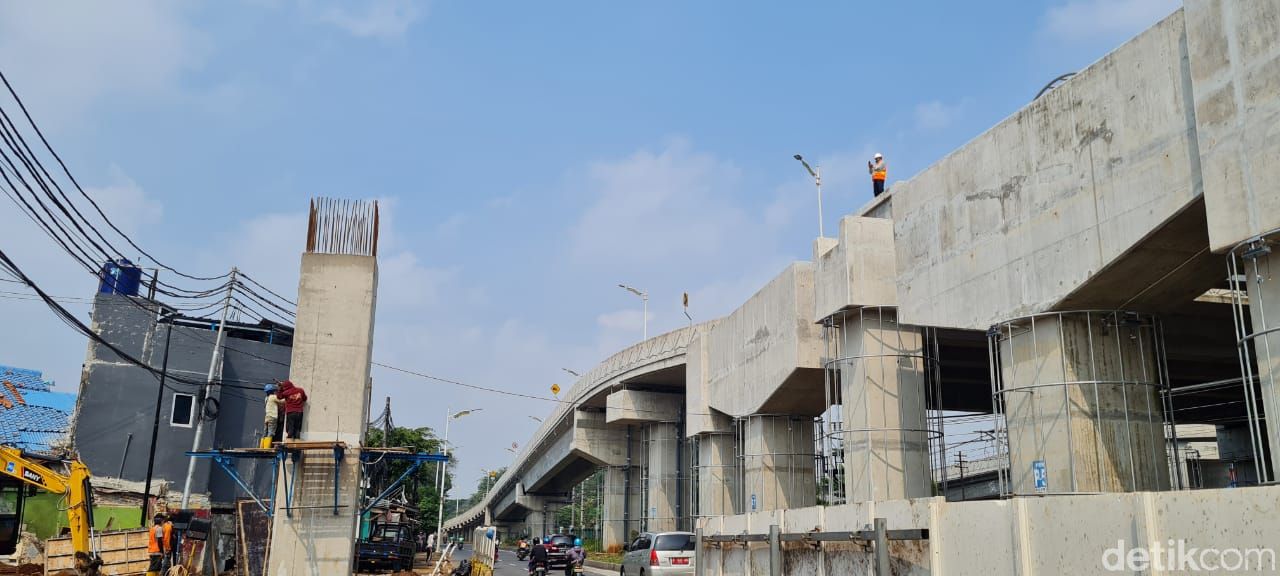 Pembangunan JPO Flyover Tapal Kuda Lenteng Agung, 20 April 2021. (Farih Maulana S/detikcom)