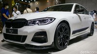 Jodie O’tania, Direktur Komunikasi BMW Group Indonesia dan Ariefin Makaminan, Vice President of  Customer Support BMW Group Indonesia memperkenalkan BMW M Performance Parts di IIMS Hybrid 2021. BMW Indonesia hadirkan BMW M Performance Parts setelah melalui riset panjang divisi BMW Motorsport. 