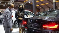 The New 5 dan BMW Seri 8 Golden Thunder Edition mejeng di IIMS Hybrid 2021 sebagai jajaran mobil premium Indonesia.