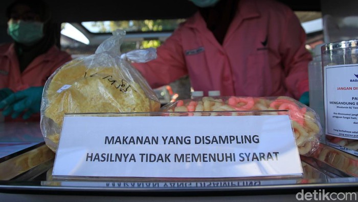 Petugas Balai Besar POM (BBPOM) Yogyakarta menggelar intensifikasi pengawasan pangan di bulan ramadan di Pasar Sore Kampung Ramadhan Jogokaryan, Yogyakarta.