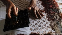 Sarung batik yang dipasarkan berkisar antara Rp 150 ribu hingga Rp 1,5 juta.