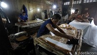Bahkan permintaan produksi meningkat hingga dua kali lipat.