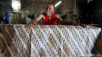 Pekerja menyelesaikan proses pembuatan sarung bermotif batik di La Gurda, Jayengan, Serengan, Solo, Jawa Tengah, Selasa (20/4).