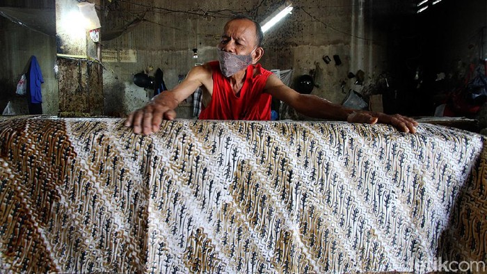 Produsen batik di Solo, Jawa Tengah, tengah bersemangat memproduksi sarung bermotif. Mereka mengaku penjualannya kini meningkat dua kali lipat.