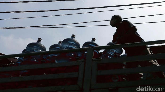 Permintaan Air Mineral Terus Meningkat di Bulan Puasa Permintaan air minum terus meningkat saat bulan puasa hingga hari raya Idul Fitri nanti.
