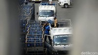 Pekerja tengah menata air galon yang akan didistribusikan ke wilayah Jakarta.