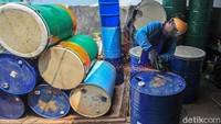 Perajin itu membuat bedug dengan menggunakan drum bekas.