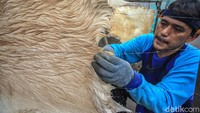 Bedug yang dibuat itu menggunakan kulit kambing.
