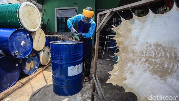 Permintaan Bedug Ikut Naik di Bulan Ramadhan Perajin bedug, Abdul Manaf menyelesaikan pembuatan alat musik pukul Bedug di di Pondok Aren, Tangerang Selatan, Banten, Selasa (20/4/2021). Permintaan bedug dari drum bekas tersebut ikut terdongkrak di saat bulan Ramadan hingga dua kali lipat. Pada bulan Ramadan tahun lalu, Abdul Manaf menjual hingga 35 unit bedug. Bedug tersebut dijual dengan harga Rp 950 ribu.