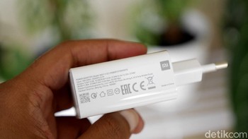 Charger 33W yang disertakan sama seperti charger yang disertakan Xiaomi di hampir semua paket penjualan HP-nya yang lain. Foto: detikINET/Anggoro Suryo Jati