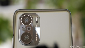 Poco F3 memiliki tiga kamera belakang yang terdiri dari kamera utama 48 MP, kamera ultrawide 8 MP dan kamera makro 5 MP. Foto: detikINET/Anggoro Suryo Jati