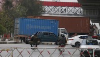 Setidaknya empat aparat keamanan tewas dan lebih dari 500 lainnya mengalami luka-luka dalam bentrokan pada pekan lalu, ketika pemerintah menahan pemimpin TLP, Saad Hussain Rizvi, yang berusia 26 tahun. AP Photo/Anjum Naveed  