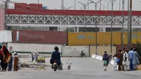 Perdana Menteri Pakistan Imran Khan meminta partai radikal untuk mengakhiri kampanye kekerasannya untuk menuntut pengusiran Duta Besar (Dubes) Prancis. Khan menyebut kerusuhan itu merugikan bangsa. AP Photo/Anjum Naveed  