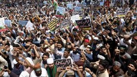 Berita foto internasional lain yang juga menarik atensi publik adalah demo antiPrancis yang terjadi di Pakistan. Demo itu diketahui menyulut terjadinya kerusuhan di negara tersebut beberapa waktu lalu. Mengutip kantor berita AFP, Selasa (20/4), kerusuhan telah mengguncang negara itu selama seminggu terakhir sejak pemimpin partai Tehreek-e-Labbaik Pakistan (TLP) ditahan setelah menyerukan aksi demo di ibu kota Pakistan, Islamabad untuk mengusir Dubes Prancis. AP Photo/K.M. Chaudary.