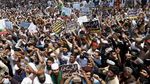 Polisi Pakistan Blokir Jalan Pakai Peti Kemas