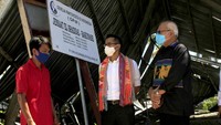 Anindya Bakrie didampingi Ketua Kadin NTT Paul Lianto dan seorang pendeta saat meninjau bangunan gereja yang roboh akibat Siklon Seroja, saat melakukan kunjungan kerja ke, Kota Kupang, NTT, Selasa (20/4/2021). Foto: dok. Kadin