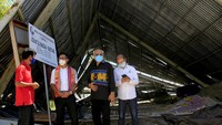 Pada kesempatan itu juga turut hadir Ketua Harian Kadian NTT Theo Widodo yang berbincang-bincang dengan seorang pendeta saat meninjau bangunan gereja yang roboh akibat  Siklon Seroja, saat melakukan kunjungan kerja ke, Kota Kupang, NTT, Selasa (20/4/2021). Kadin Nusa Tenggara Timur menyatakan mendukung Anindya Bakrie untuk maju menjadi Ketua Umum Kadin. Foto: dok. Kadin