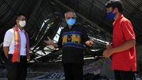 Bantuan senilai Rp250 juta itu diserahkan untuk para pelaku UMKM binaan Kadin NTT, serta korban bencana alam di Kota Kupang dampak dari Siklon Seroja. Foto: dok. Kadin