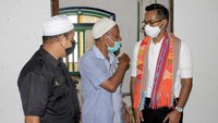 Tak hanya meninjau Gereja, Anindya Bakrie juga meninjau dan berbincang dengan seorang Imam Mesjid Agung Al-Baitul Qadim yang terdampak Siklon Seroja, saat melakukan kunjungan kerja ke, Kota Kupang, NTT, Selasa (20/4/2021). Foto: dok. Kadin