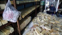 Sementara dihari biasa hanya membuat sekitar 3.000 potong roti. 