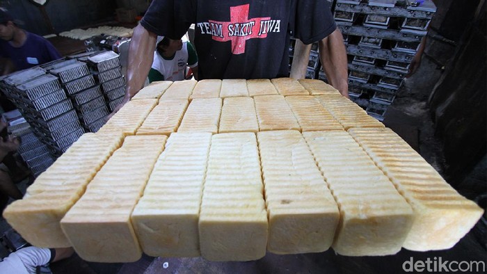 Produsen roti bakar di Solo yang menyerupai roti bakar Bandung ini kebanjiran pesanan selama bulan suci Ramadhan.