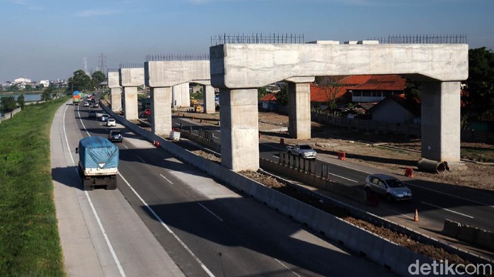 Tiang penyangga rel Kereta Cepat Jakarta Bandung (KCJB) di kawasan Ciwastra, Kota Bandung sudah berjajar rapi disepanjang Tol Padaleunyi. Sekedar informasi, progres pembangunan kereta cepat ini sudah mencapai 70 persen.