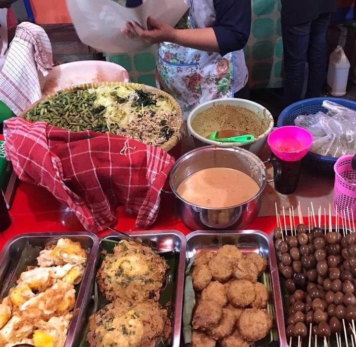 5 Rekomendasi Warung Pecel Tenda yang Punya Lauk Lengkap dan Enak