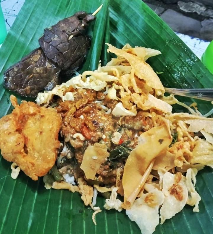 5 Rekomendasi Warung Pecel Tenda yang Punya Lauk Lengkap dan Enak