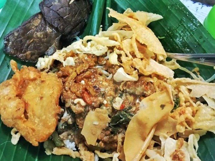 5 Rekomendasi Warung Pecel Tenda yang Punya Lauk Lengkap dan Enak