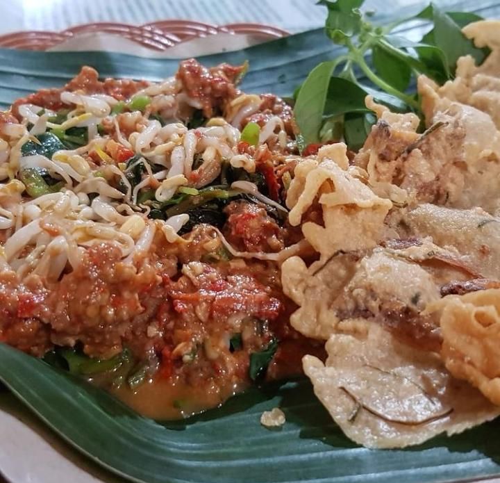 5 Rekomendasi Warung Pecel Tenda yang Punya Lauk Lengkap dan Enak