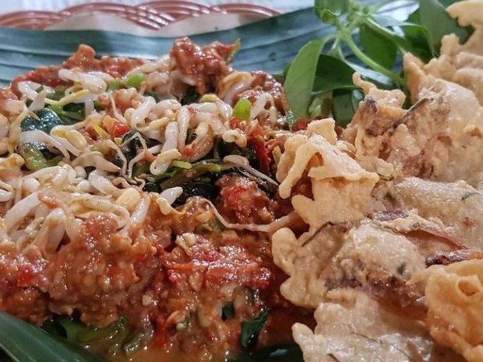 5 Rekomendasi Warung Pecel Tenda yang Punya Lauk Lengkap dan Enak
