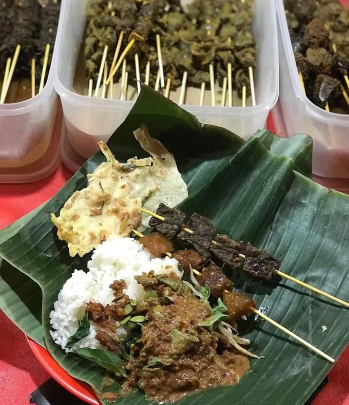 5 Rekomendasi Warung Pecel Tenda yang Punya Lauk Lengkap dan Enak
