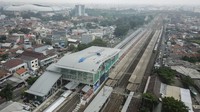 Foto udara revitalisasi Stasiun Bekasi di Jawa Barat, Selasa (20/4/2021). Progres revitalisasi Stasiun Bekasi yang termasuk dalam bagian proyek pembangunan rel dwi ganda atau Double-Double Track (DDT) Manggarai-Cikarang paket B sudah mencapai 77,84 persen dan ditargetkan selesai akhir tahun 2021. ANTARA FOTO/Fakhri Hermansyah