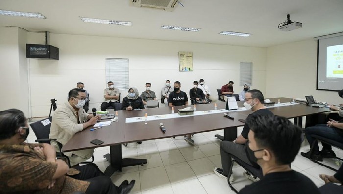 Ridwan Kamil dan Hamish Daud saat meninjau tempat pengolahan limbah plastik.