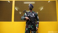 Penjagaan juga dilakukan secara ketat oleh pertugas bersenjata lengkap.
