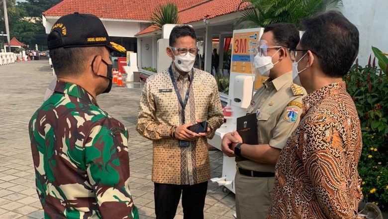 Sandiaga Bertemu Anies dan Kapolda Serta Pangdam Jaya di Monas Sandiaga Uno usai bertemu dengan Gubernur DKI Jakarta Anies Rasyid Baswedan, Kapolda Metro Jaya Muhammad Fadil Imran dan Pangdam Jaya Mayjen TNI Dudung Abdurachman di kawasan Monumen Nasional (Monas), Gambir, Jakarta Pusat pada Senin (19/4/2021).