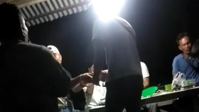 Screenshot video viral warga bagi-bagi uang jelang PSU di Rohul