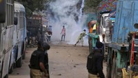 Bentrokan terjadi sepanjang pekan lalu, ketika ribuan simpatisan Tehrik-e-Labaik Pakistan (TLP) menuntut pengusiran duta besar Prancis sebagai balasan atas karikatur Nabi Muhammad. AP Photo/Fareed Khan.