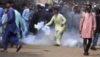 Dalam aksinya, partai Islam garis keras itu juga memblokade jalan-jalan utama, pintu masuk dan keluar di kota-kota besar dan mengimbau semua toko di Pakistan agar tutup. AP Photo/Fareed Khan.