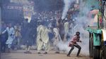 Simpatisan Partai Radikal dan Polisi Bentrok di Pakistan