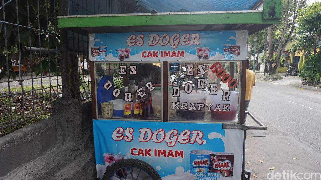 Sluuurp! Dingin Segar Es Doger Cak Imam dengan Sirop Frambozen yang Wangi