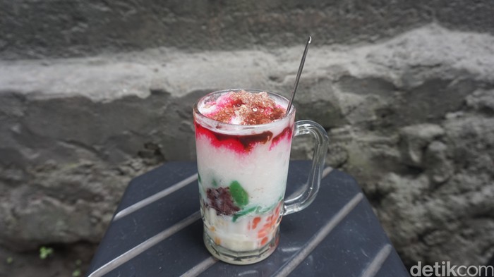 Sluuurp! Dingin Segar Es Doger Cak Imam dengan Sirop Frambozen yang Wangi