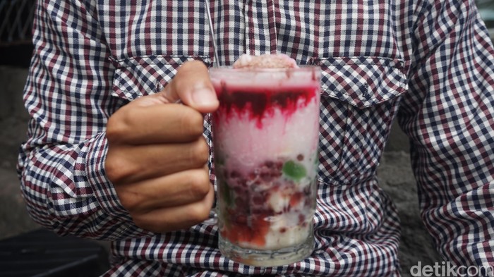 Sluuurp! Dingin Segar Es Doger Cak Imam dengan Sirop Frambozen yang Wangi