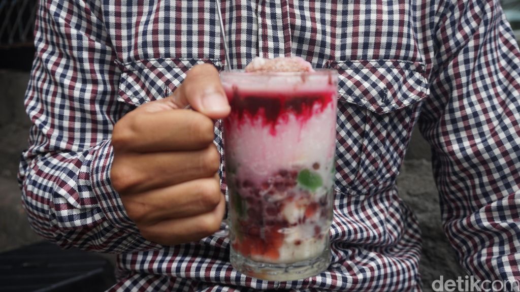 Sluuurp! Dingin Segar Es Doger Cak Imam dengan Sirop Frambozen yang Wangi